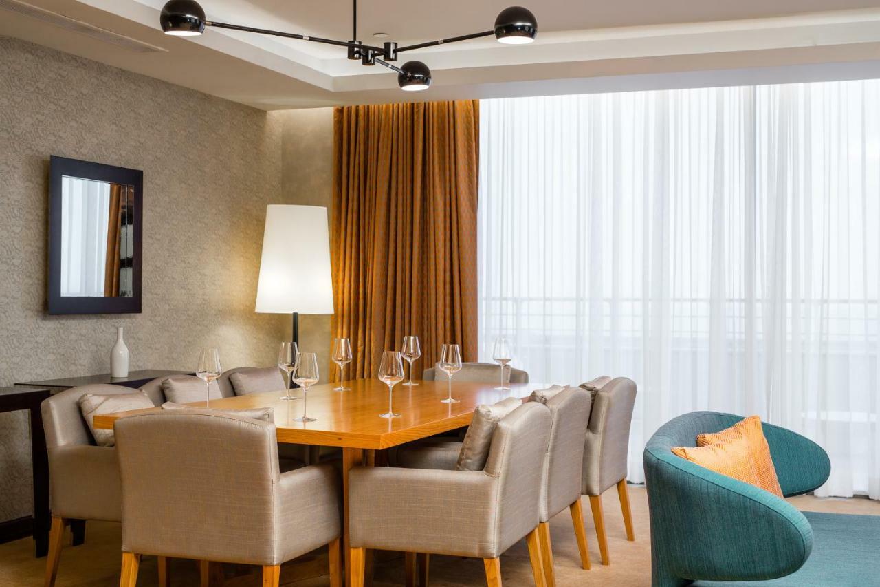 Suite Royale avec Terrasse et Accès au Salon